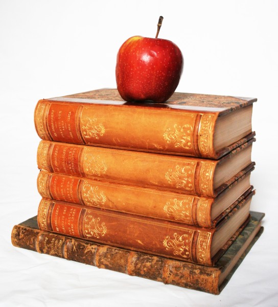 Bücher mit Apfel
