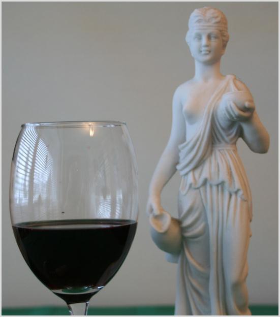 Rotwein mit Skulptur